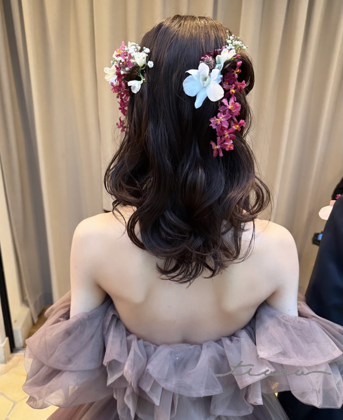 生花を合わせたダウンスタイル